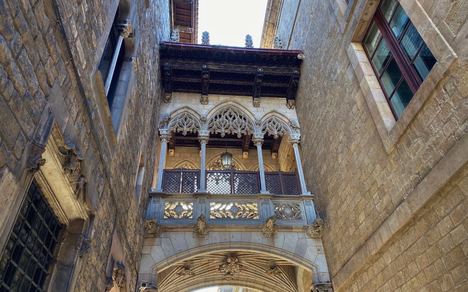 Intro to Barcelona's Gothic Quarter - El Pont del Bisbe